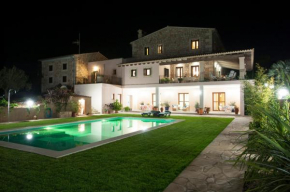 Luxurious 6-bedroom villa just 10 minutes from the beach